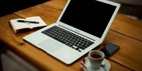 Zorlu yaratıcı projektör gizlice sarıldı.