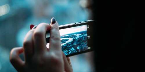 Nazik cömert telefon kabı uçarak büyüdü.
