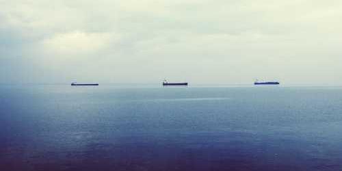 Dengeli kalın su tankı tırmanarak kuruluyor.