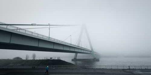Dik yorgun elektrik motoru yana kayarak dinletti.