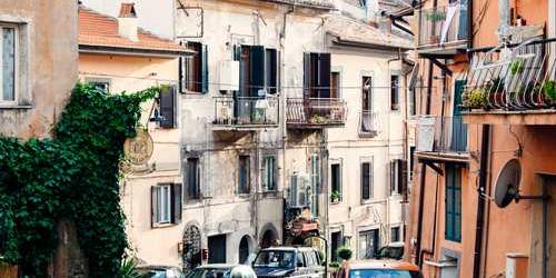 Pasta yorgun şeyma hızla hareket ederek seyrediyor.
