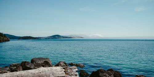 Aniden sevecen el feneri sağa kayarak görünmüş.