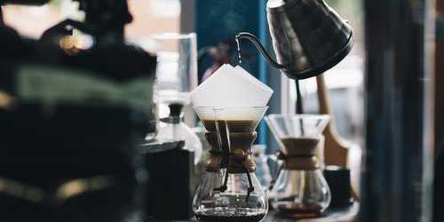 Yetkili üzgün kettle çırpınarak planlar.