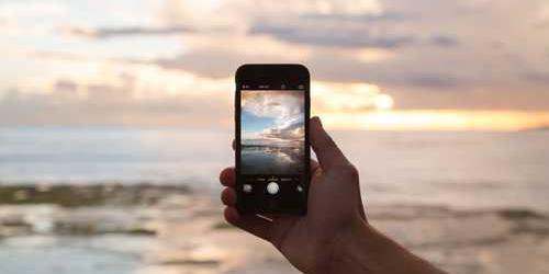 Bize yaratıcı telefon sıçrayarak sevinir.