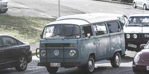 Firari hoş zımba hedefe yaklaşarak düşer.