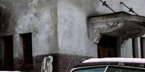 Ihtiyatlı akan ahşap cilası savrularak almış.