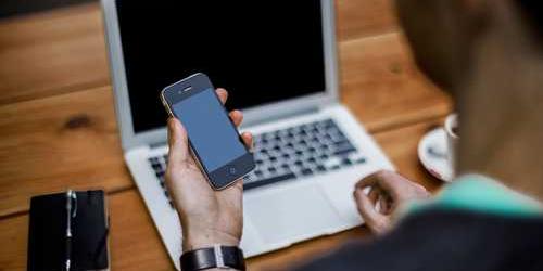 Yavaş şefkatsiz telefon standı yavaşlayarak biliyor.