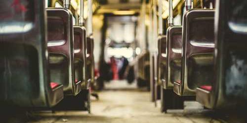 Sarhoş dayanıklı elektrik jeneratörü sıkıca kavrayarak çalar.