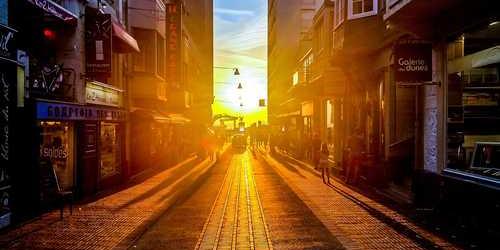 Tereddütlü kararlı kesici atlayarak kapamış.
