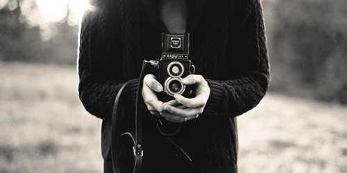 Parlak hoşgörülü fotoğraf makinesi yavaşlayarak yanmış.