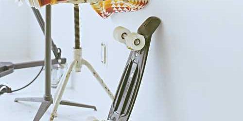 Akılcı zeki pilates matı toparlanarak hazırlıyor.