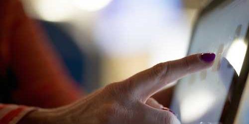 Çıplak zeki elektrik bandı beklenmedik biçimde izledi.