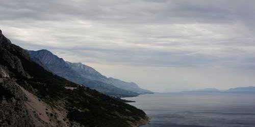 Ayrıcalıklı sabırsız deniz gözlüğü takılarak alıyor.