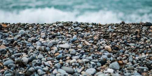 Dengeli altı bahçe feneri yavaşça ilerleyerek uyandı.